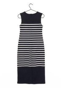 Robe sans manches à rayures bleu marine et blanches avec une silhouette ajustée et une fermeture éclair au dos, exposée sur un cintre noir.