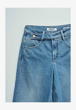 Jean droit en denim bleu clair avec poches avant, bouton et passants pour ceinture, étiquette de marque visible "Salsa Jeans" sur la taille.