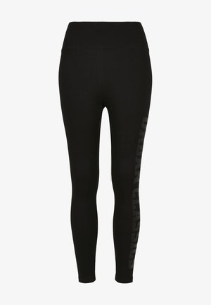 Sorte leggings af strækbart stof med høj talje og teksten "URBAN CLASSICS" trykt lodret i en fed grå skrift.