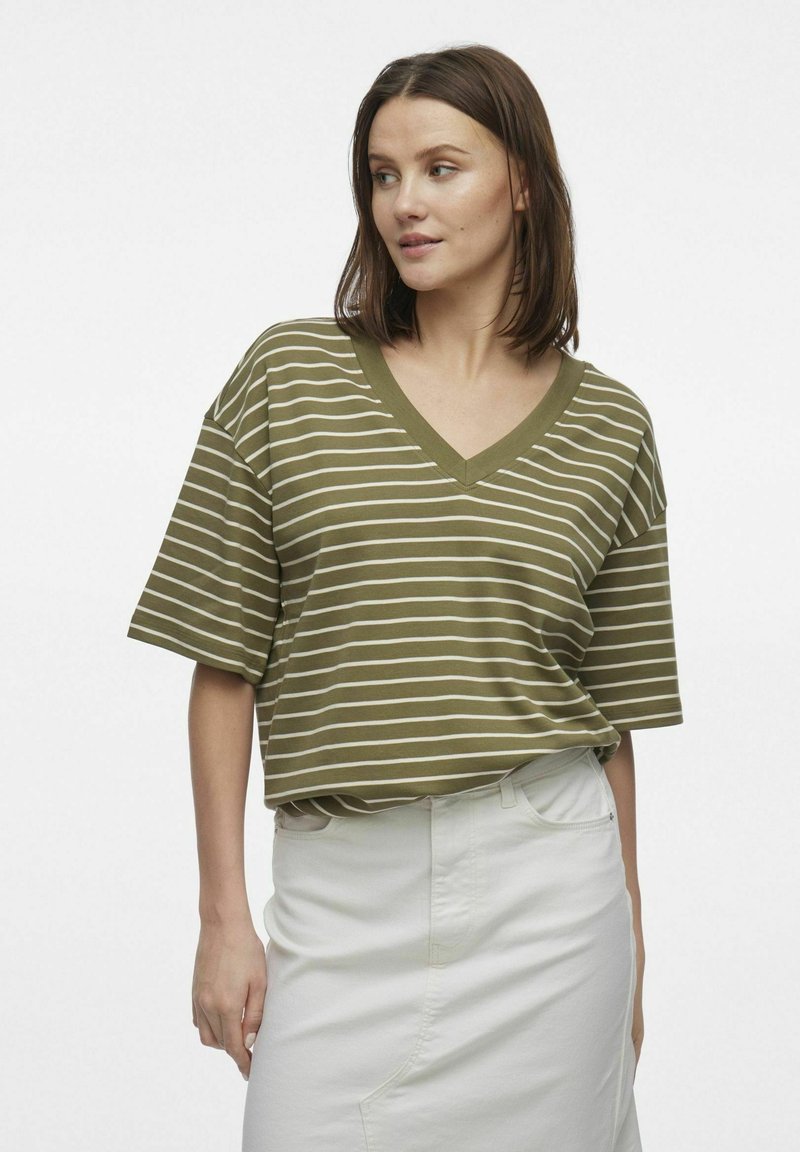 Camiseta de cuello en V de rayas verde oliva con corte holgado y mangas cortas; la tela parece suave con rayas horizontales blancas en toda la prenda.