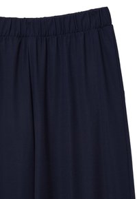 Pantaloni blu navy con cintura elastica realizzati in un tessuto morbido e dalla texture liscia; presentano una vestibilità ampia e un design a gamba dritta.