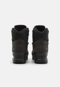 Bocanci de drumeție negri cu partea superioară din suede și sintetic, glezna căptușită, talpă din cauciuc și ochiuri metalice pentru șireturi. Prezintă un accent cu logo.