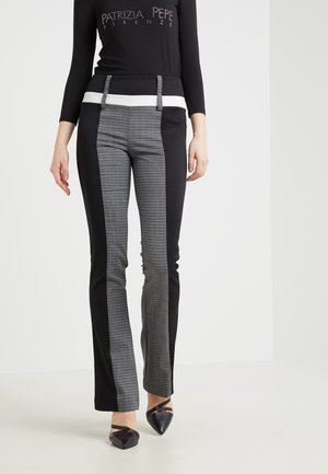 Zwart-grijs gemêleerde broek met een nauwsluitend ontwerp en een witte tailleband, met een houndstoothpatroon op de voorpanden.