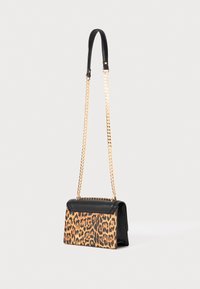 Tasche im Leopardenprint mit schwarzen Lederakzenten, goldener Kettenriemen, strukturiertem Design, glatter Textur und abgerundetem Oberteil.