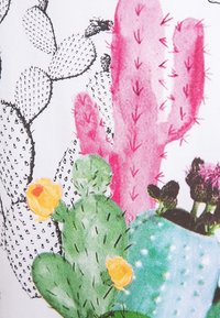 Barevný vzor kaktusů na bílém pozadí, obsahující zelené kaktusy s růžovými akcenty a žlutými květy, spolu s konturovanými černými kaktusy.