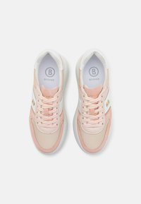 Lyserøde sneakers laget av mesh og semsket skinn, med hvite detaljer, rund tå, lisser og en logo på siden.