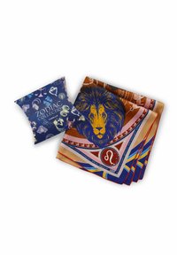 Set aus bunten, zodiac-themed Seidentüchern mit einem auffälligen Löwendesign in Orange und Blau, zusammen mit einem dekorativen Kissen mit Zodiac-Symbolen.