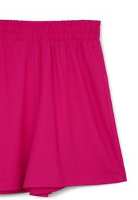 Pantaloni corti rosa con una vita elastica arricciata e un tessuto leggero e morbido. L'orlo è regolare senza ulteriori pattern o accenti.