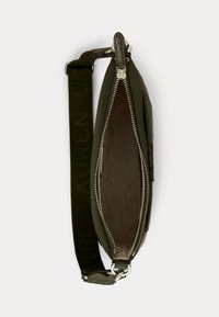Borsa a tracolla verde oliva con chiusura a zip, caratterizzata da una tracolla con logo, un esterno liscio e un interno spazioso e foderato.