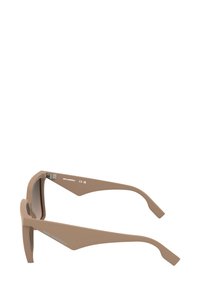Okulary przeciwsłoneczne z matową oprawką w kolorze taupe, o kanciastym kształcie, cienkimi zausznikami oraz soczewkami z gradientem. Szczegóły z logo po boku.