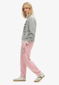 Superdry & Co VINTAGE WASHED GRAPHIC JOGGER - Trainingsbroek - soft pink