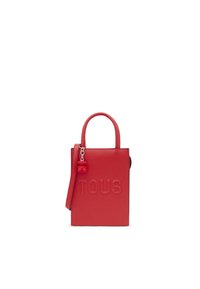 Bolso de piel roja con el logo "TOUS" grabado, de forma rectangular estructurada, asas cortas y correa desmontable. Incluye un charm de oso.