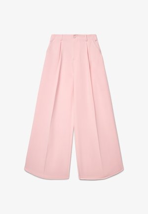 Pantalon large rose avec plis, en tissu léger. Le modèle est doté d'une fermeture à bouton et de deux poches latérales.