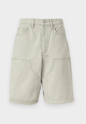 Lysegrå denimshorts med knapp og glidelås foran, beltehemper, to brystlommer og sidelommer, knelangt snitt.