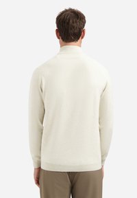 Lichtbeige, lange mouwen pullover met een hoge kraag. Gemaakt van een zacht materiaal met een subtiele textuur, met ribgebreide manchetten en zoom.