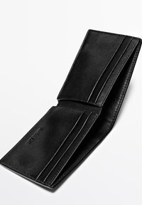 Sort læderpung med bifold-design og flere kortlommer. Glat tekstur og minimale syningsdetaljer. Ren og funktionel form.