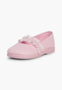 Baskets en toile rose avec un bout arrondi, présentant une surface texturée et une fronce décorative sur le dessus du pied. Semelle en caoutchouc de profil bas.