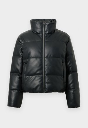 Giacca puffer in ecopelle nera con colletto alto, zip frontale e design trapuntato. Presenta una vestibilità cropped e maniche lunghe.