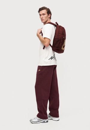Nike Sportswear, SHOEBOX UNISEX - Раница - bordeaux/gold-coloured