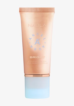 NABLA Angel Aura Lysende, fugtgivende lotion i metallisk rosaguld tube med lyseblåt låg mod hvid baggrund.