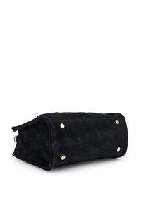 Sac en daim noir de forme rectangulaire, avec des éléments métalliques dorés et quatre pieds en métal pour la stabilité. Finition texturée et toucher doux.