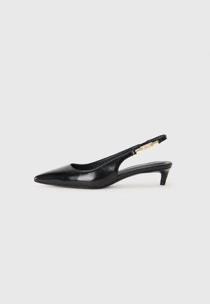 Tacchi slingback in pelle nera con punta affusolata, caratterizzati da un tacco alto e un accento dorato sulla cinghia regolabile. Texture liscia.