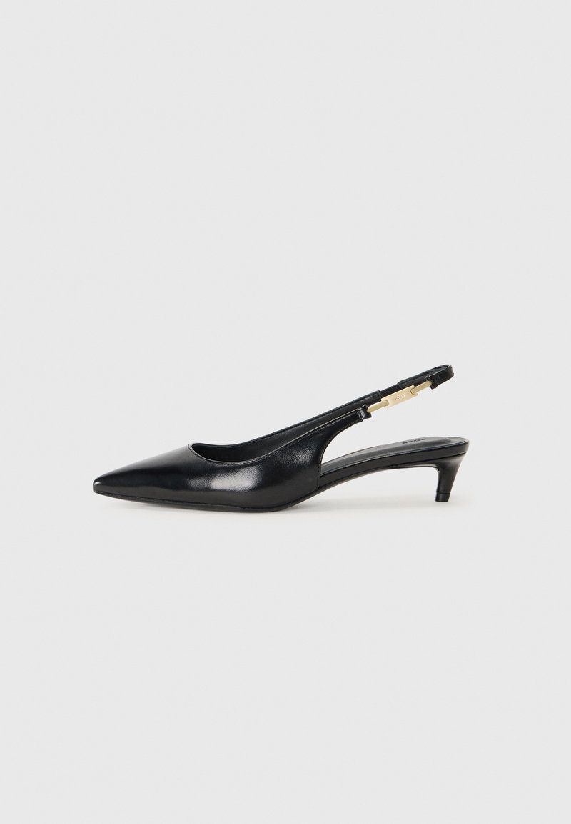 Schwarze Leder-Slingback-Pumps mit spitzem Schuhblatt, ausgestattet mit einem schlanken Absatz und einem goldfarbigen Akzent am verstellbaren Riemen. Glatte Textur.