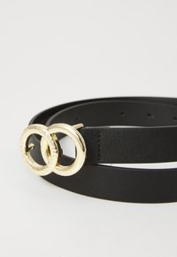 Svart lærbelte med dobbelt ringe spenne i polert gullfinish. Belte har en jevn tekstur og flere størrelsehull.