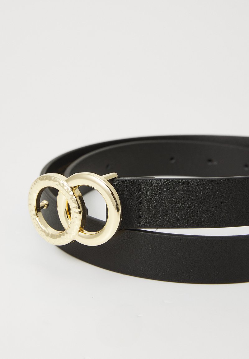 Ceinture en cuir noir dotée d'une boucle à double anneau en finition dorée brillante. La ceinture a une texture lisse et plusieurs trous de réglage.