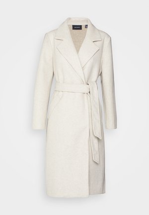 Cappotto avvolgente in misto lana color crema con colletto a punte, maniche lunghe e cintura da legare. Presenta un design sartoriale e tasche frontali.