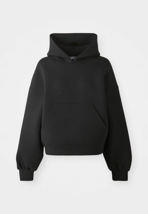 Sweatshirt noir à capuche avec une poche kangourou, des manches larges et un ourlet côtelé. Fabriqué en tissu doux avec une texture lisse.