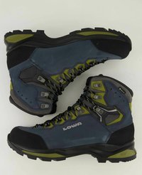 Scarponi da trekking blu e grigi con accenti neri e verdi. Materiale impermeabile, suola robusta, occhielli in metallo e tomaia in pelle testurizzata.