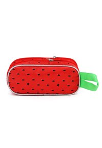 Estuche de lápices rojo con patrones de corazones negros, cremallera plateada y un asa de tela verde. Forma rectangular redondeada, hecho de material duradero.