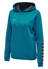 Sudadera de color teal con un acabado texturizado, interior gris y rayas en chevron negro contrastantes en las mangas. Cuenta con cordones ajustables.