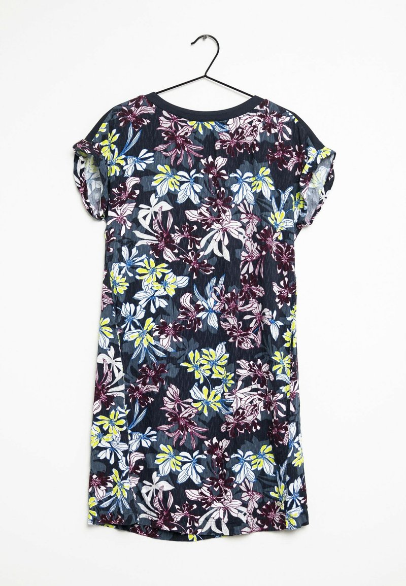 Robe florale avec des manches courtes à revers, fond bleu foncé, motif floral vibrant en violet, jaune et blanc, encolure ronde et coupe décontractée.