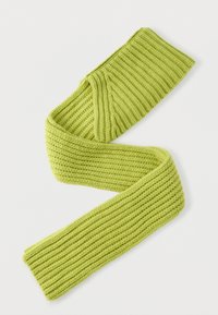 Gestrickter Schal in leuchtendem Limettengrün mit gerippter Textur. Rechteckige Form mit durchgehend gleicher Breite und gefalteten Enden.