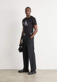 Calvin Klein Jeans SEASONAL MONOLOGO TEE - Marškinėliai su spaudiniu - black/pastel lilac