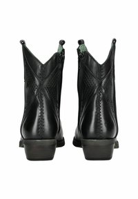 Czarne skórzane botki za kostkę z teksturowanym wzorem X-stitch, niskimi blokowymi obcasami i zielonym wykończeniem, wyposażone w zapięcia na zamek z tyłu.