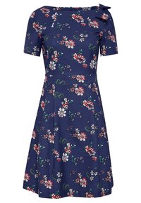 Sininen kukkamekko lyhyillä hihoilla, muotoiltu vyötärö, levenevä hame ja nauha-yksityiskohta olkapäällä; valmistettu kevyestä kankaasta.