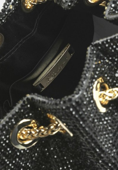 Sort tekstureret håndtaske med metaliske guld detaljer, kædeaccenter og en logoplade indvendigt. Har et foret stof og en struktureret form.