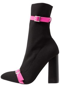 Musta kangaskengät nilkkamallisina, joissa on kapea kärki, paksu korkea korko ja kirkkaan vaaleanpunainen kiiltävä nauha hopeisella soljella.