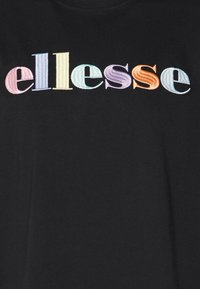Czarna koszulka z wielokolorowym haftowanym napisem "ellesse" w pastelowych odcieniach, z różnorodnymi stylami czcionek i fakturami.