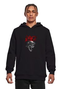 Svart hettegenser med grafisk design av et hodeskalle som bærer hjelm, med ordet "SLAYER" i rødt over hodeskallen. Myk stoffkvalitet, frontlomme.