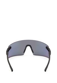 Occhiali da sole neri con lenti curve e design a doppio braccio. Presentano una finitura opaca e lenti grigio scure per la protezione dai raggi UV.