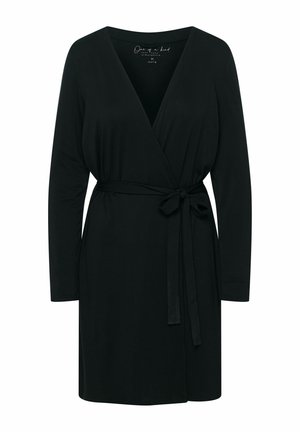 Czarna sukienka wrap wykonana z miękkiego materiału, z długimi rękawami, głębokim dekoltem w kształcie V oraz wiązanym paskiem w talii. Gładka tekstura, długość do kolan.