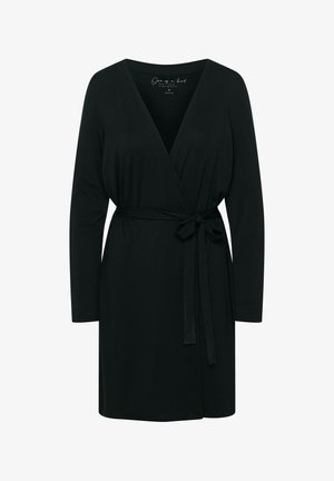 Czarna sukienka wrap wykonana z miękkiego materiału, z długimi rękawami, głębokim dekoltem w kształcie V oraz wiązanym paskiem w talii. Gładka tekstura, długość do kolan.