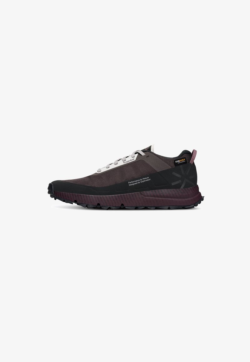 Baskets de trail running avec un dessus gris foncé et noir, un tissu texturé, une semelle épaisse violette et des lacets blancs avec des accents réfléchissants.