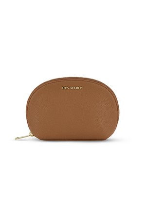 Pochette ovale en cuir marron avec surface texturée, fermeture éclair dorée et logo "HEY MARLY" en relief à l'avant.