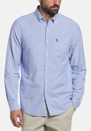  Lichtblauw overhemd met lange mouwen, mét een button-down kraag, borstzak, witte knopen en een pinguïnlogo op de zak. Gladde stoftextuur.