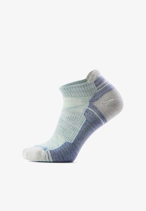 Flach geschnittener, gepolsterter Socken in Hellblau und Grau mit verstärkter Ferse und Spitze, entwickelt für Komfort und sportliche Nutzung.